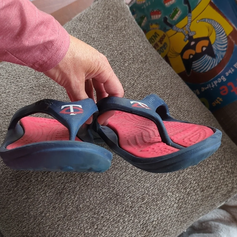 💙🩴⚾❤️ Men's Minnesota Twins CROCS Navy and Coral Flip Flops size 11 💙🩴⚾❤️